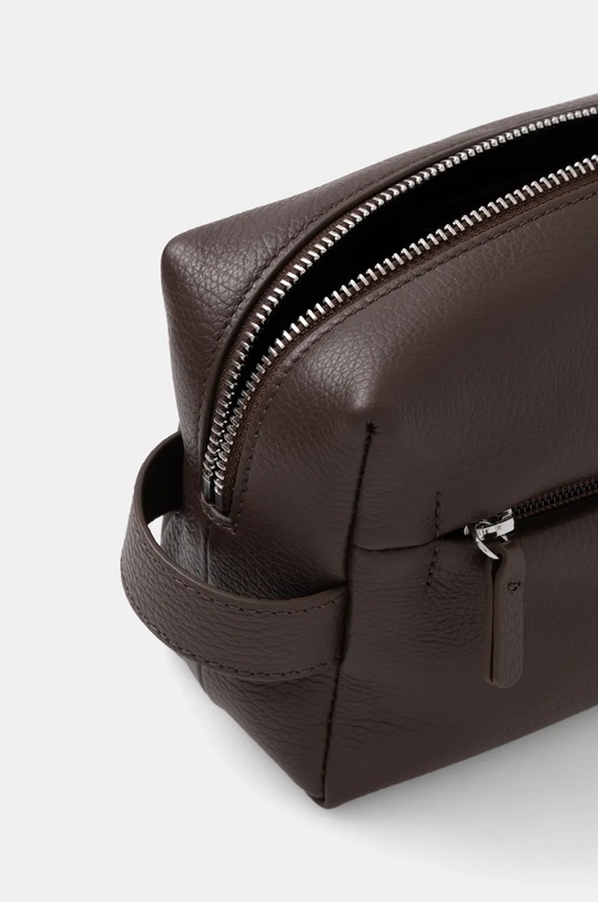 Kožená kosmetická taška Coccinelle MAN SOFT hnědá E5.MUK.95.G1.01.S