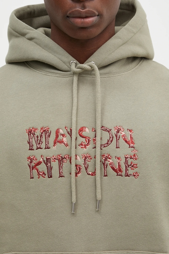 Bavlněná mikina Maison Kitsuné Woodland Alphabet zelená NM00704KM0307