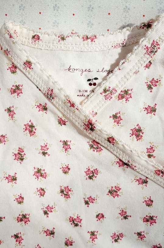 Konges Sløjd rampers niemowlęcy BASIC NEWBORN ONESIE GOTS KS101415 beżowy