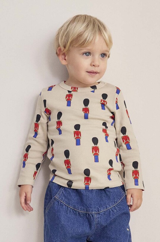 Хлопковый лонгслив для младенцев Bobo Choses Little Tin Soldier узор бежевый 224AB018