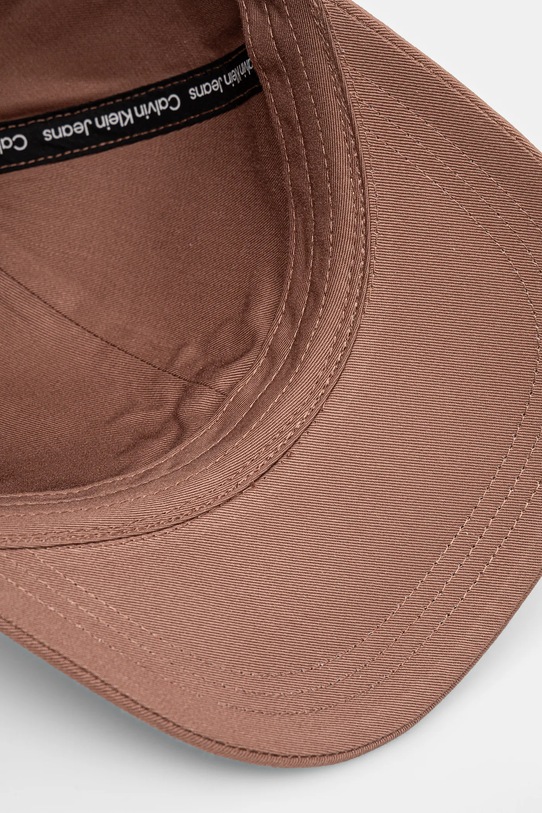 Bavlnená šiltovka Calvin Klein Jeans hnedá K60K612317