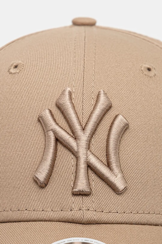 Pamučna kapa sa šiltom New Era LEAGUE ESSENTIAL 9FORTY® NEW YORK YANKEES 60471463 smeđa AW24