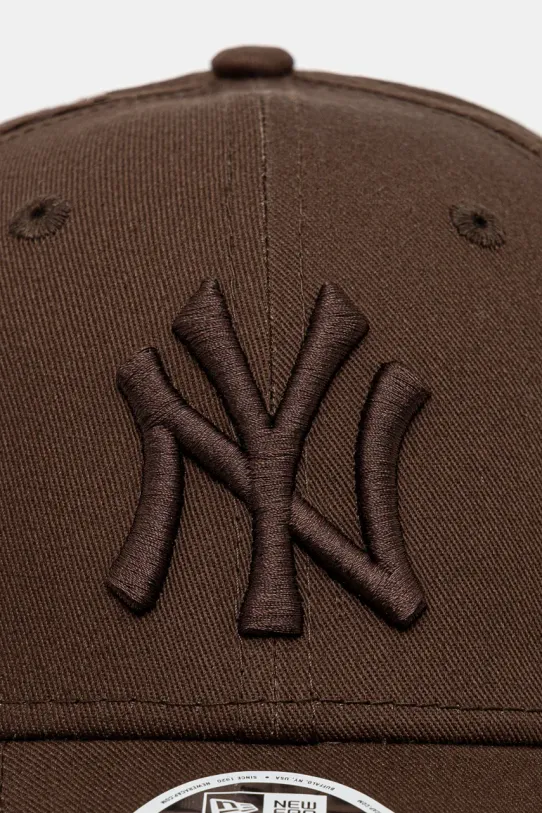 New Era cotton baseball cap ESSENTIAL 9FORTY® NEW YORK YANKEES 60471462 brown AW24