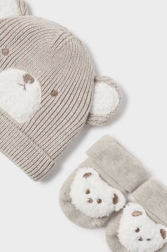 Mayoral Newborn komplet niemowlęcy - czapka i skarpetki 2-pack 9770.1G.Newborn.9BYH beżowy AW24