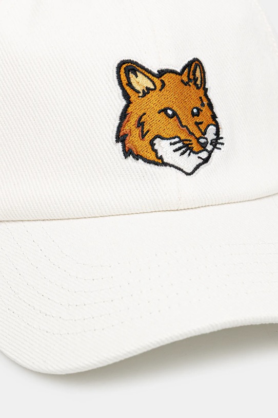 Памучна шапка с козирка Maison Kitsuné Large Fox Head MM06103WW0096 бял SS25