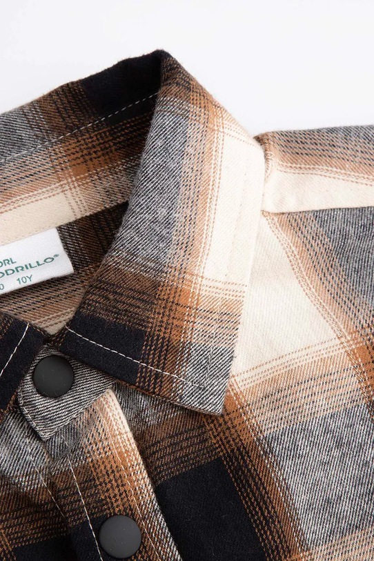 Chlapec Detská bavlnená košeľa Coccodrillo ZC4136101FBJ hnedá