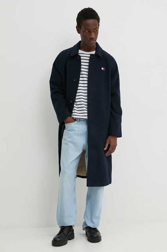 Kabát s příměsí vlny Tommy Jeans DM0DM20589 námořnická modř AW24