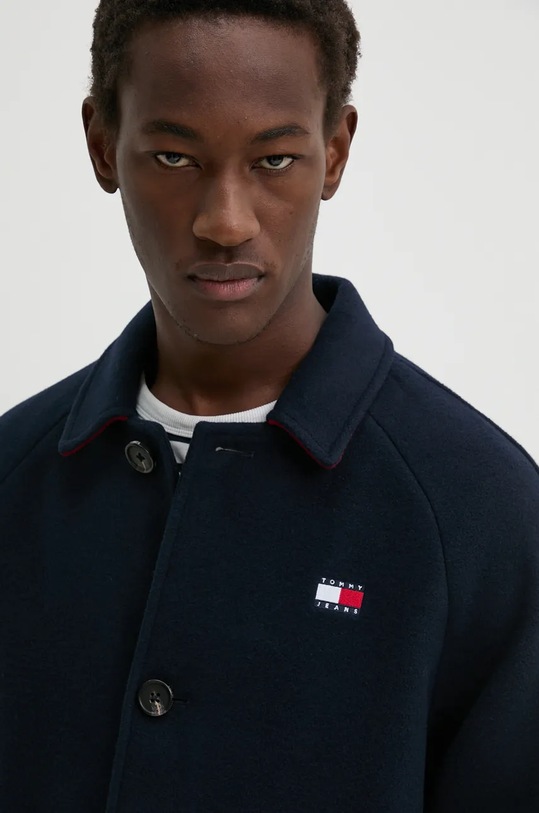 Kabát s příměsí vlny Tommy Jeans námořnická modř DM0DM20589