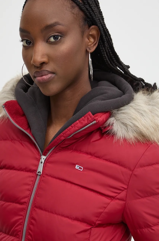 Péřová bunda Tommy Jeans červená DW0DW18312