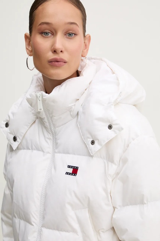 Péřová bunda Tommy Jeans bílá DW0DW18609