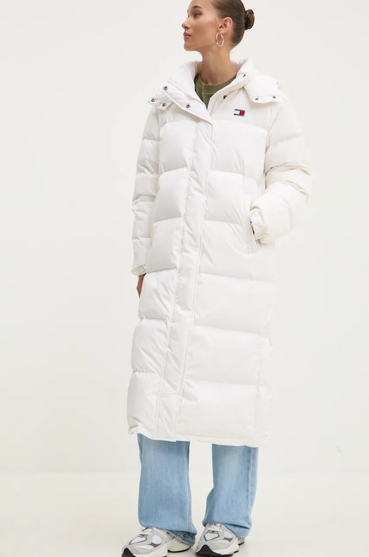 Péřová bunda Tommy Jeans s kapucí bílá DW0DW18860