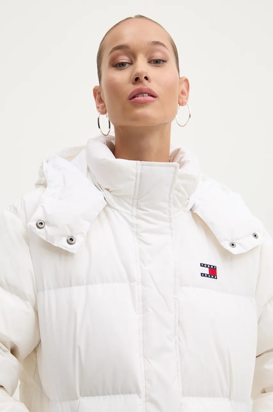 Péřová bunda Tommy Jeans bílá DW0DW18860