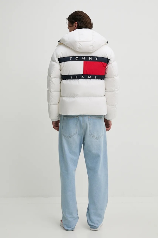 Péřová bunda Tommy Jeans s kapucí béžová DM0DM20479