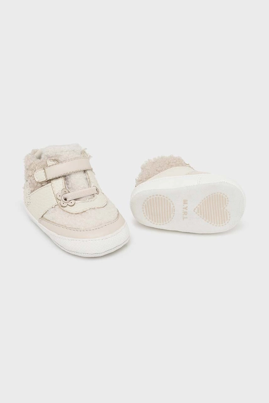 Mayoral Newborn buty niemowlęce imitacja skóry licowej beżowy 9795.2S.Newborn.9BYH