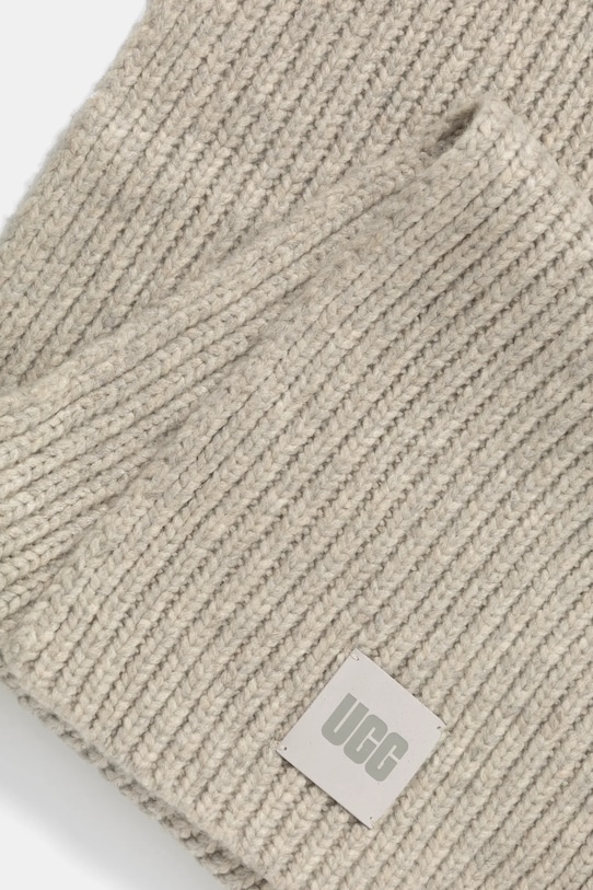 Kratki šal s primjesom vune UGG 101106 siva AW24