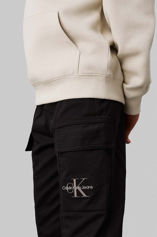 Детски спортен панталон Calvin Klein Jeans WOVEN CARGO IB0IB02270.9BYH черен AW24
