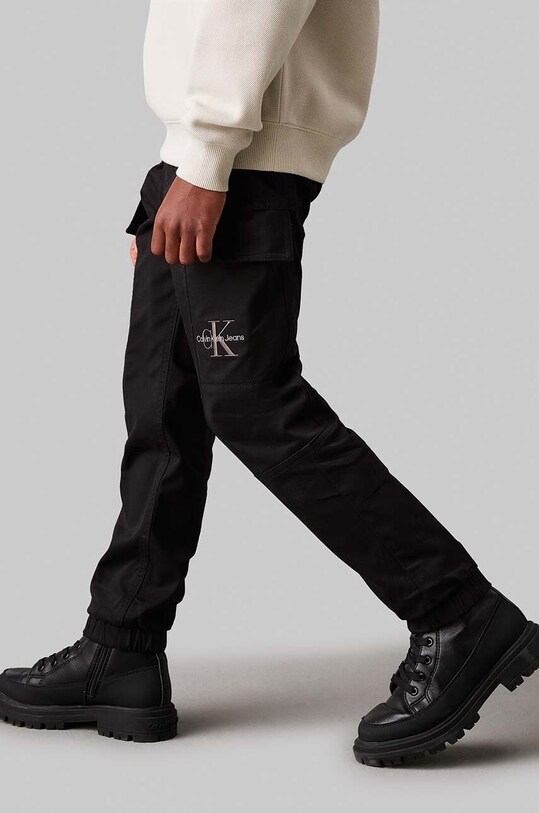 Хлопчик Дитячі спортивні штани Calvin Klein Jeans WOVEN CARGO IB0IB02270.9BYH чорний
