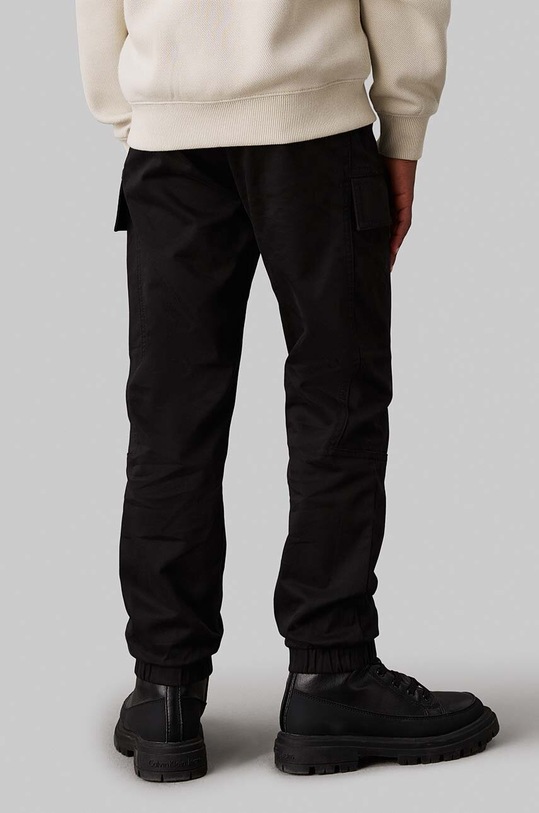 Детски спортен панталон Calvin Klein Jeans WOVEN CARGO черен IB0IB02270.9BYH