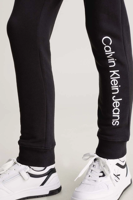 Calvin Klein Jeans gyerek pamut melegítőnadrág REGULAR JOGGER fekete IU0IU00604.9BYH