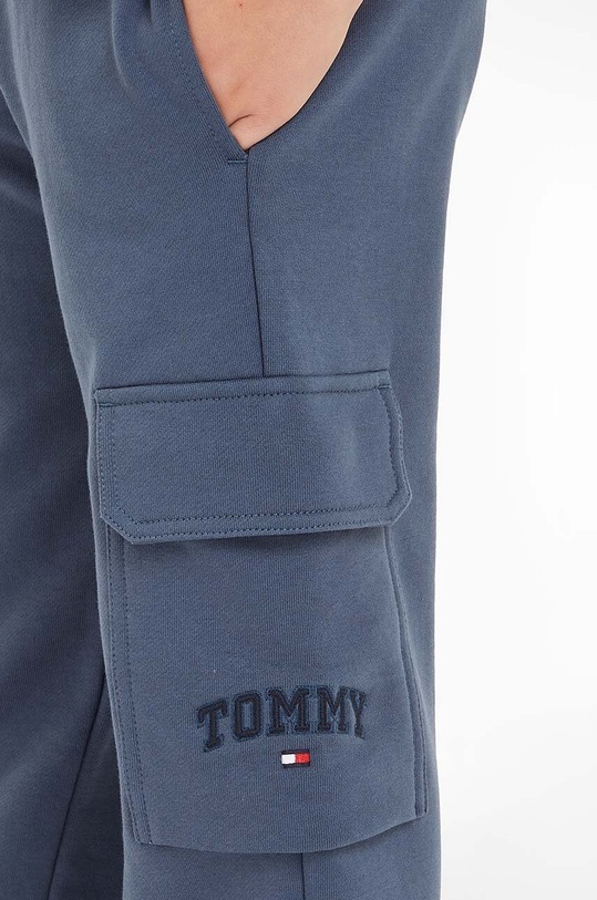 Tommy Hilfiger spodnie dresowe bawełniane dziecięce VARSITY EMBR CARGO KB0KB09120.9BYH.128.176 granatowy