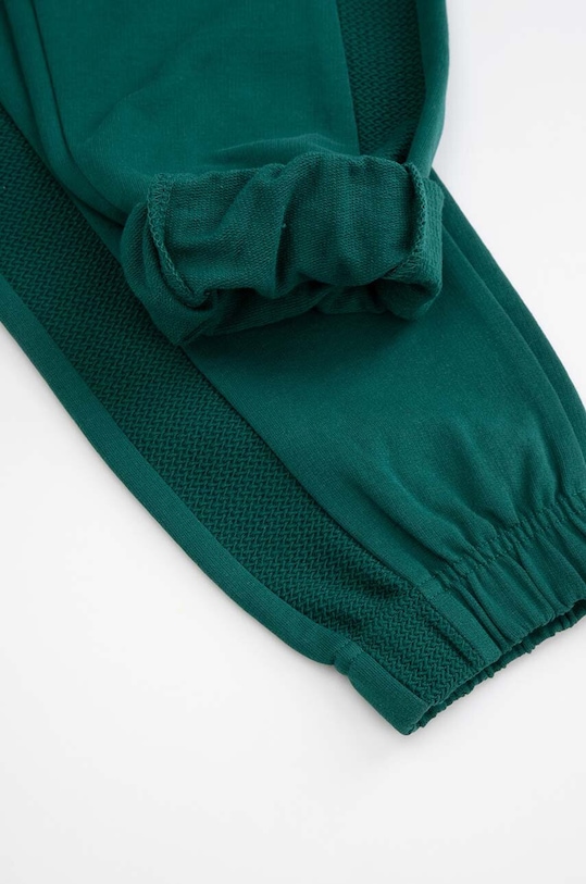Coccodrillo spodnie dresowe bawełniane dziecięce ZC4120103ABJ zielony