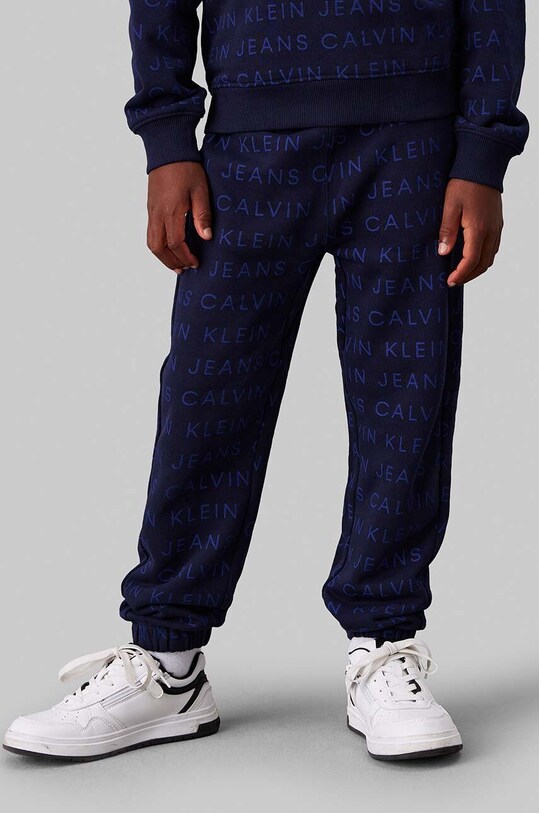 Детские хлопковые штаны Calvin Klein Jeans AOP JOGGER IB0IB02323.128.176.9BYH тёмно-синий