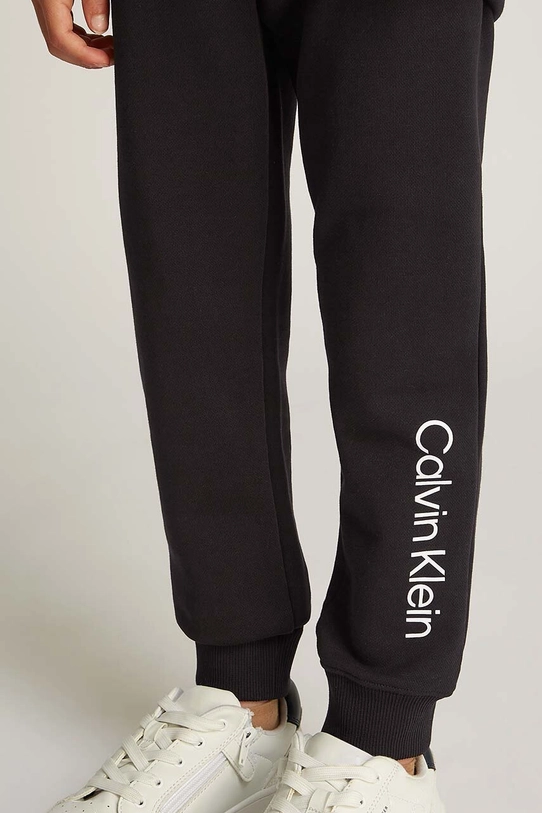 Calvin Klein Jeans spodnie dresowe bawełniane dziecięce REGULAR JOGGER czarny IU0IU00681.104.116.9BYH