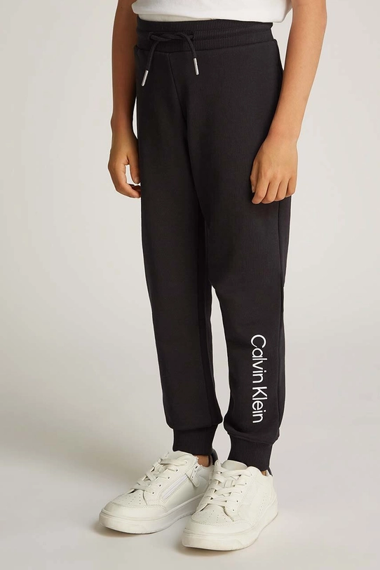 Calvin Klein Jeans spodnie dresowe bawełniane dziecięce REGULAR JOGGER IU0IU00681.104.116.9BYH czarny