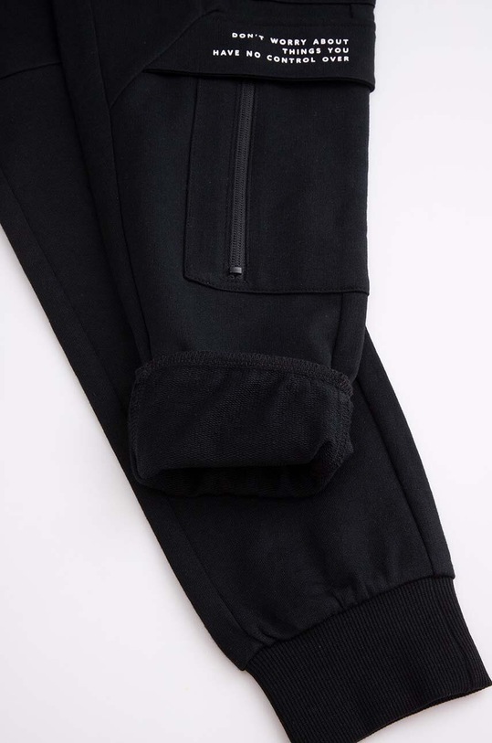 Coccodrillo spodnie dresowe bawełniane dziecięce czarny ZC4120104GBJ