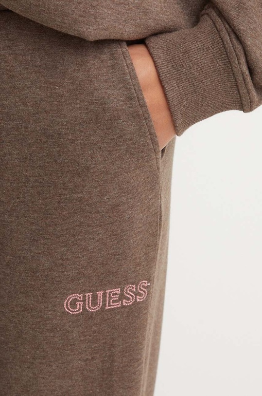 Παντελόνι φόρμας Guess NOÉMIE καφέ V4YB16.KC3D2