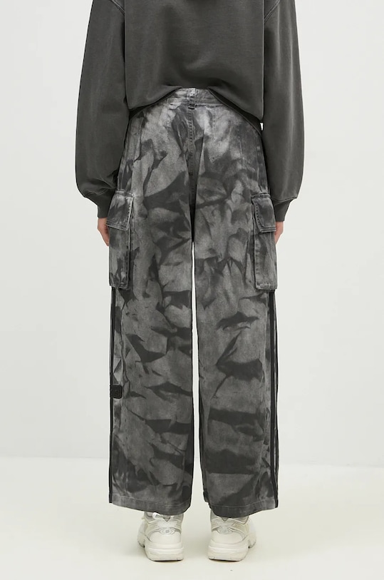 Одежда Хлопковые брюки adidas Originals Xxl Cargo Pant IW5537 серый