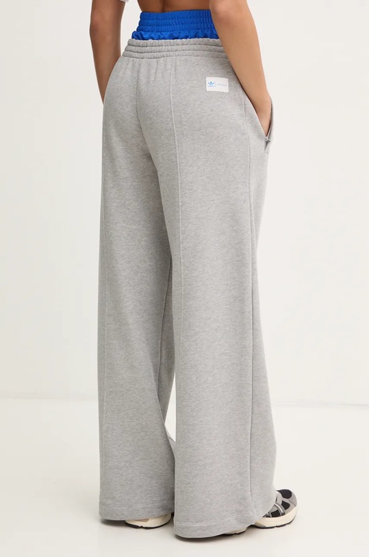 Oblečení Bavlněné tepláky adidas Originals Ksenia SweatPant IW5670 šedá