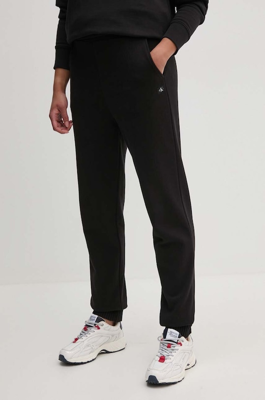 Pamučni donji dio trenirke Calvin Klein Jeans bez uzorka crna J20J224443