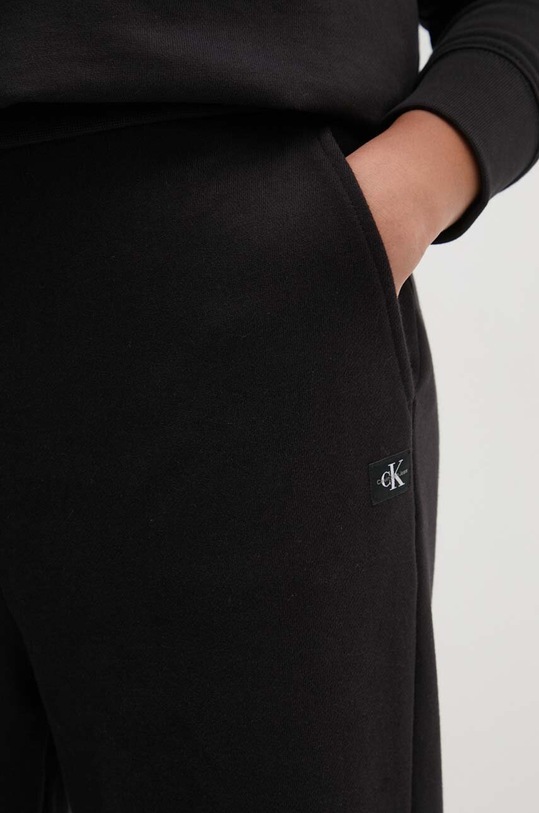 Pamučni donji dio trenirke Calvin Klein Jeans crna J20J224443