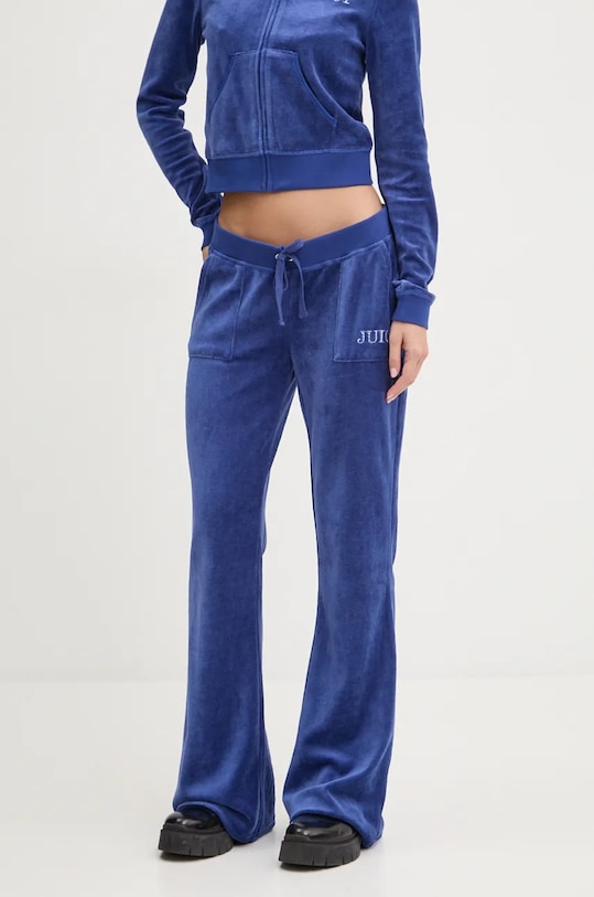 Velurové teplákové kalhoty Juicy Couture HERITAGE CROWN CAISA LOW RISE PANT pletenina modrá JCGBJ224012.484