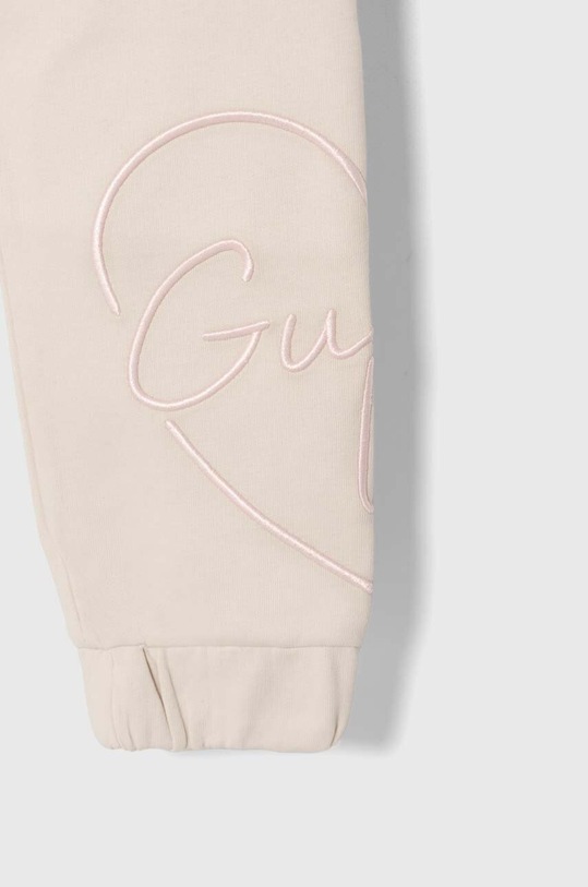 DÍVKA Dětské bavlněné tepláky Guess J4YQ16.KA6R3.9BYH béžová