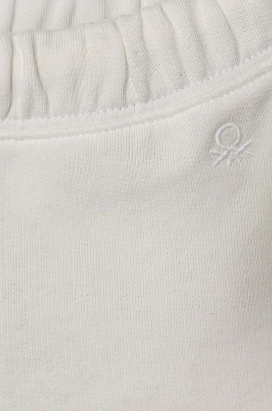 Dievča Detské bavlnené tepláky United Colors of Benetton 3J70GF01N.G.P.Seasonal biela