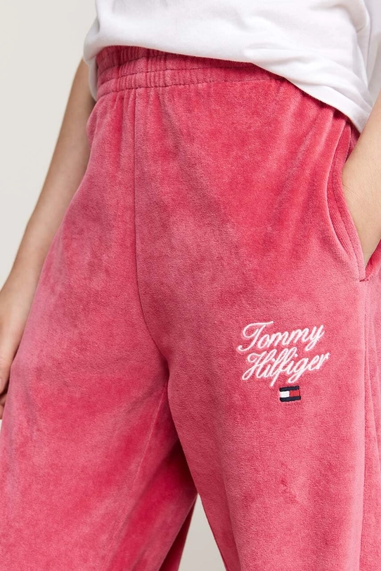 Djevojčice Dječji donji dio trenirke Tommy Hilfiger TH SCRIPT VELOUR PANT KG0KG08221.9BYH.104.122 bež