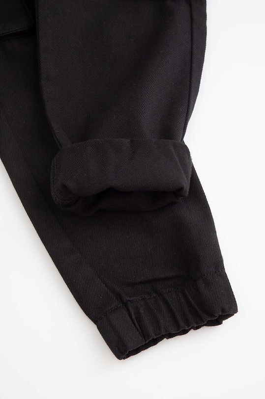 Детски памучен спортен панталон Coccodrillo ZC4119101WBK черен