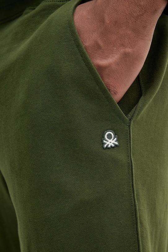 Памучен спортен панталон United Colors of Benetton зелен 342ZUF01B