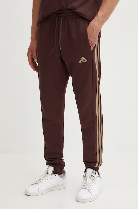 adidas spodnie dresowe bawełniane Essentials aplikacja brązowy IW7681