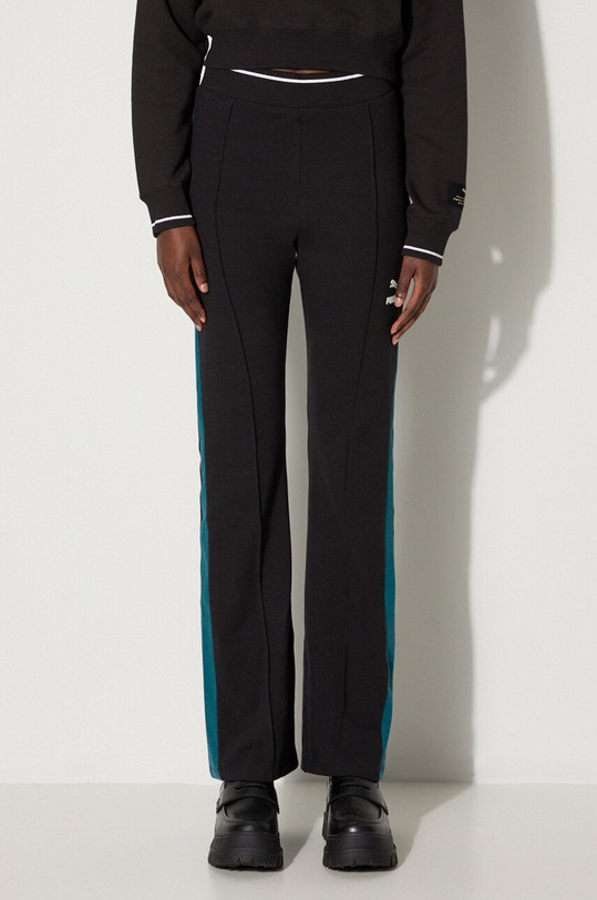 Puma spodnie dresowe T7 Classics Play Paris Flared drobny wzór czarny 626809