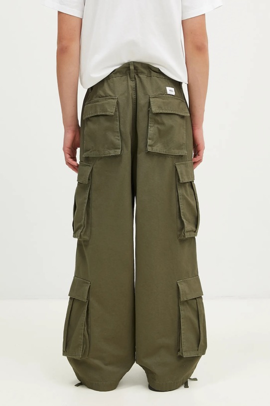 Ρούχα Βαμβακερό παντελόνι Vans Premium Classics LX Baggy Cargo Pant VN000HMYKCZ1 πράσινο