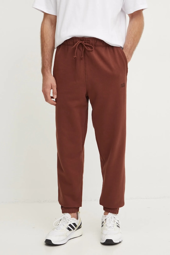 Bavlněné tepláky New Balance pletenina hnědá MP41508ROK