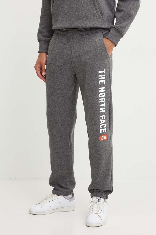 Tepláky The North Face Pant Varsity Graphic směs šedá NF0A89DPDYY1
