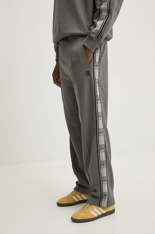 Bavlněné tepláky HUGO x RACING BULLS pletenina šedá 50530078