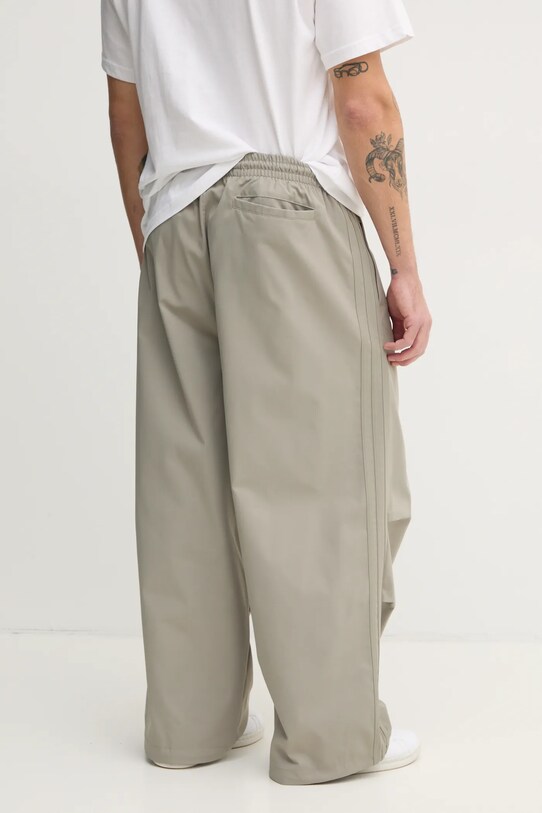 Oblečenie Tepláky adidas Originals Parachute Pant IZ4849 zelená