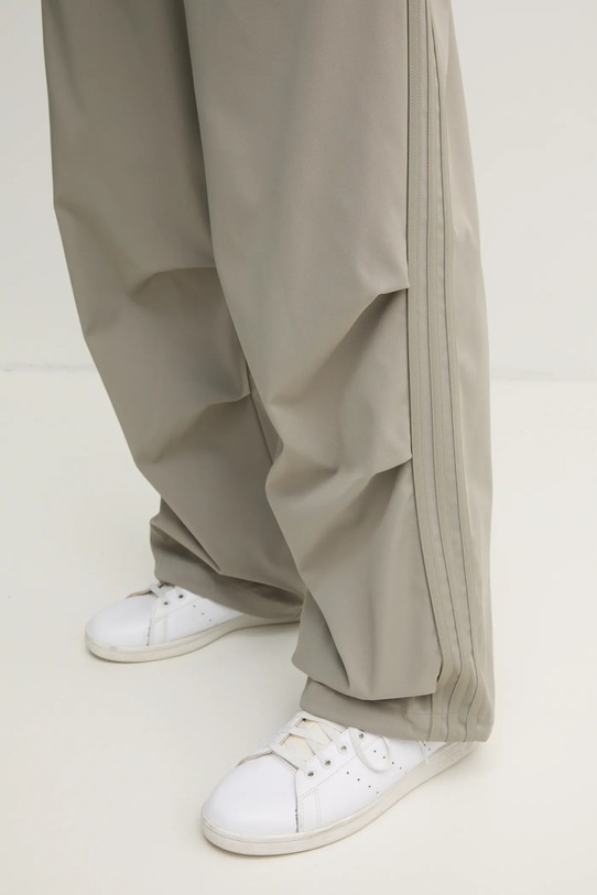 Donji dio trenirke adidas Originals Parachute Pant zelena IZ4849