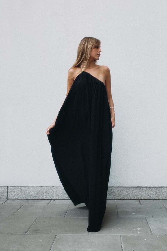 Oblečení Šaty MUUV. AISE sukienka.dluga.AISE černá