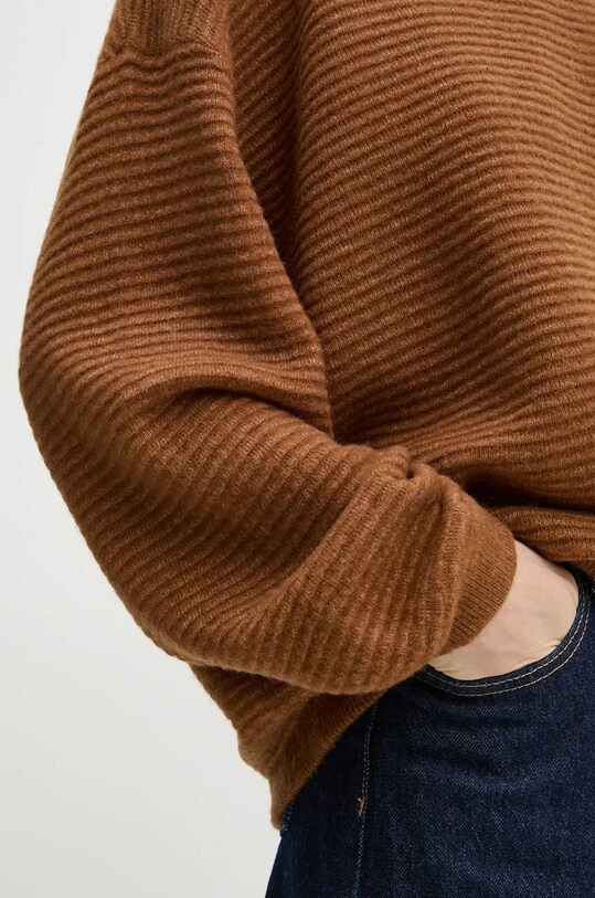 Vlněný svetr American Vintage RAX18BH24 hnědá